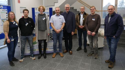 Der Gast, Vertreter des ICBM-Direktoriums sowie der vorgestellten Projekte (v. links): Claudia Thölen (Gute Küste), Lars Meyer-Hagg (MATE), Prof. Dr. Katharina Pahnke (stellv. Direktorin ICBM), Dr. Helge-Ansgar Giebel (Gute Küste), Dr. Björn Thümler (MdL Niedersachsen), Prof. Dr. Ralf Rabus (Direktor ICBM), Prof. Dr. Oliver Wurl (BASS, MATE), Dr. Thomas Badewien (ZfMarS, MATE)[Foto: S.Riexinger].