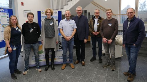 The guest, representatives of the ICBM Board of Directors and the presented projects (from left): Claudia Thölen (Gute Küste), Lars Meyer-Hagg (MATE), Prof. Dr. Katharina Pahnke (Deputy Director ICBM), Dr. Helge-Ansgar Giebel (Gute Küste), Dr Björn Thümler (Member of the Lower Saxony Parliament), Prof. Dr Ralf Rabus (Director ICBM), Prof. Dr Oliver Wurl (BASS, MATE), Dr Thomas Badewien (ZfMarS, MATE)[Photo: S.Riexinger].