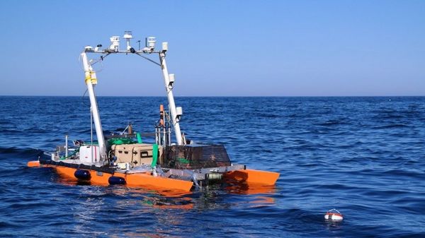 Catamaran HALOBATES with drifters in a joint campaign (Photo: Lisa Gassen)