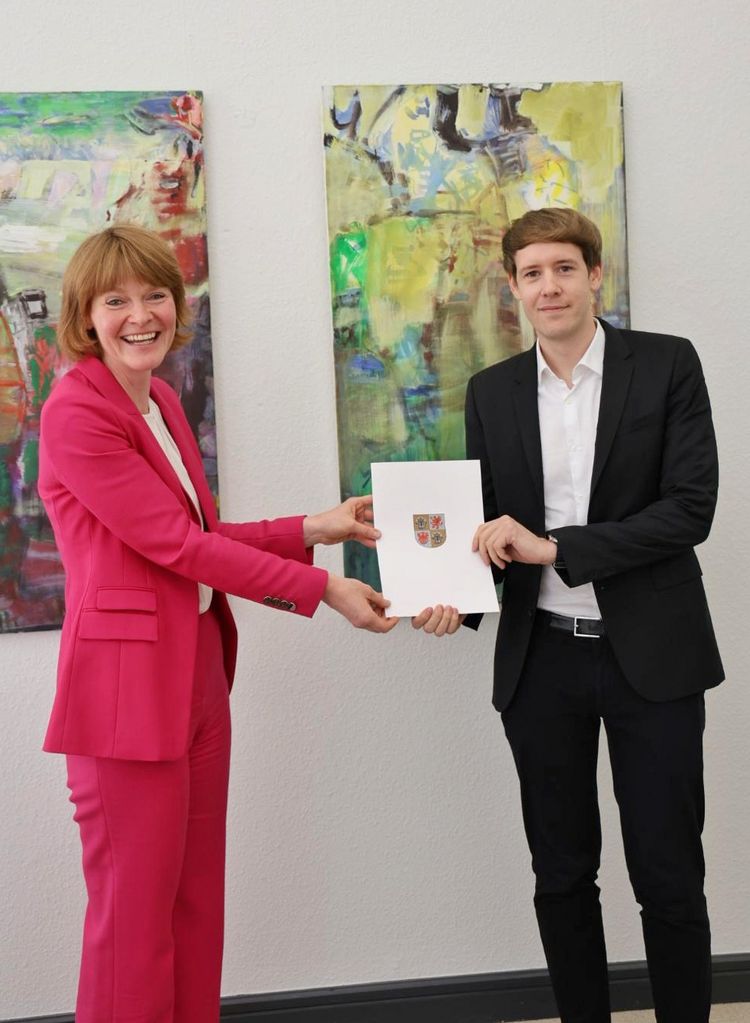 Susanne Bowen, Staatssekretärin im Wissenschaftsministerium Mecklenburg-Vorpommern, ernennt Dr. Kai Bliesmer zum Universitätsprofessor.
