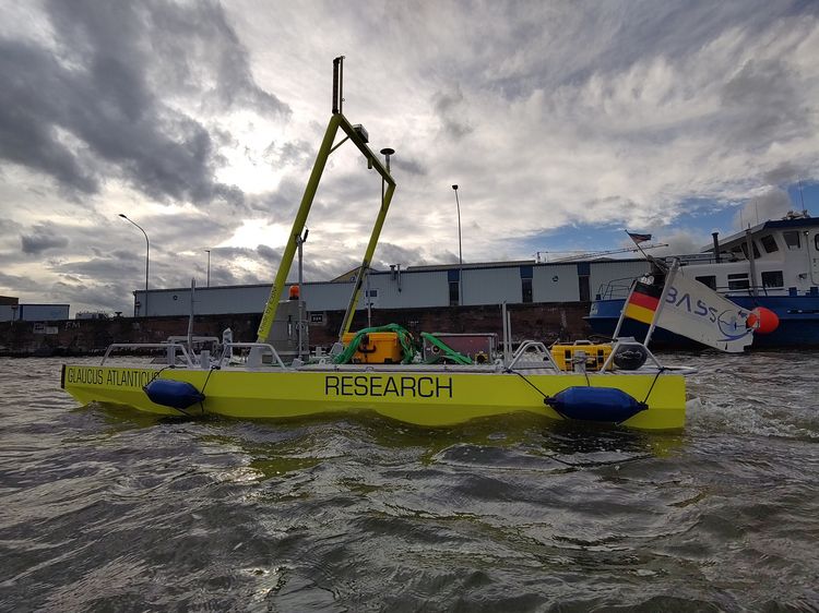 Testing the simultaneous operation of both catamarans HALOBATES and GLAUCUS ATLANTICUS in the port of Bremerhaven from onboard RV Heincke and the work boat. [Photo: Claudia Thölen, ICBM]