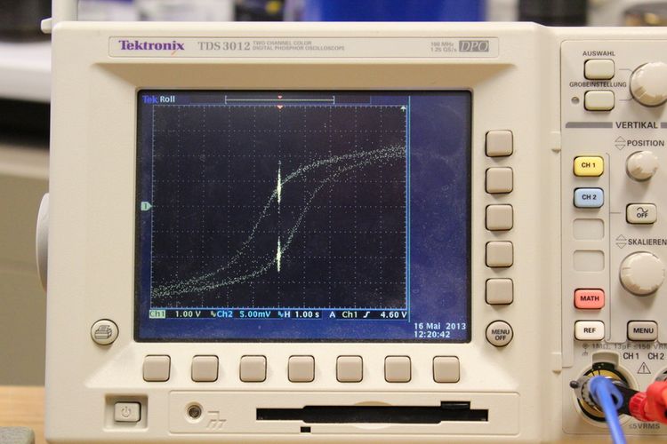 Magnetisierungskurve mit einem Oszilloskop gemessen. Foto einer Magnetisierungskurve mit einem Oszilloskop gemessen.