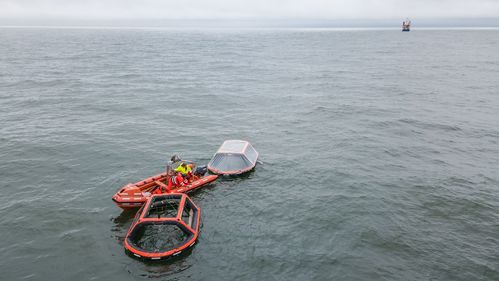 Zwei der Mesokosmen bei ersten Versuchen von Bord FS Alkor [Foto: Marc Petrikowski]