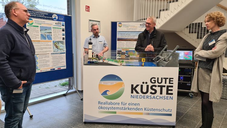 Dr. Thomas Badewien, Dr. Helge Ansgar Giebel, Björn Thümler und stellvertretende ICBM-Direktorin Prof. Dr. Katharina Pahnke im Gespräch über das Projekt "Gute Küste Niedersachsen" [Foto: S. Riexinger].