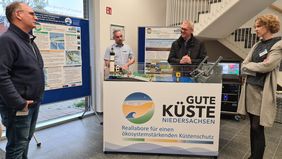 Dr. Thomas Badewien, Dr. Helge Ansgar Giebel, Björn Thümler und stellvertretende ICBM-Direktorin Prof. Dr. Katharina Pahnke im Gespräch über das Projekt "Gute Küste Niedersachsen" [Foto: S. Riexinger].