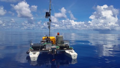 Ferngesteuerter Katamaran: Mithilfe maschinellen Lernens sollen zum Beispiel so an der Meeresoberfläche gewonnene Daten künftig die Genauigkeit von Satellitendaten verbessern [Foto: Oliver Wurl, ICBM].