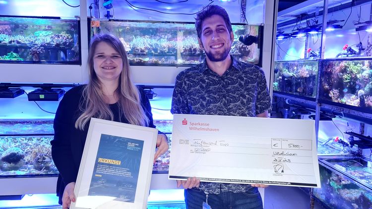 Die beiden Preisträger im Wilhelmshavener Aquarienraum des ICBM [Foto: S. Riexinger].