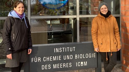 Freuen sich über die universitäre Förderung: Dr. Bianca Liguori (l.) und Dr. Corinna Mori [Foto: T. Struve, ICBM].