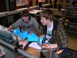 SchülerInnen im Physik-Praktikum
