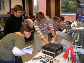 Studierende am Experiment