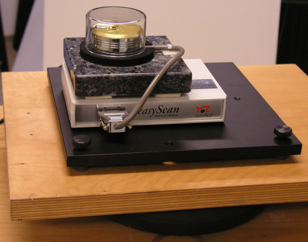 Foto eines Scanning Tunneling Microscopes mit Betriebsgerät.