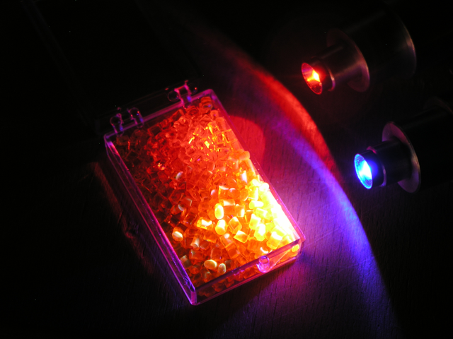 Foto von Fluoreszierendem Plastikgranulat.