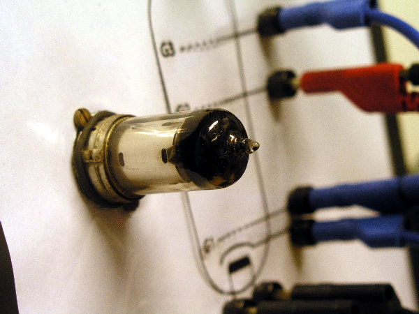 Foto einer Elektronenröhre auf einer Montageplatte. Foto einer Elektronenröhre auf einer Montageplatte.