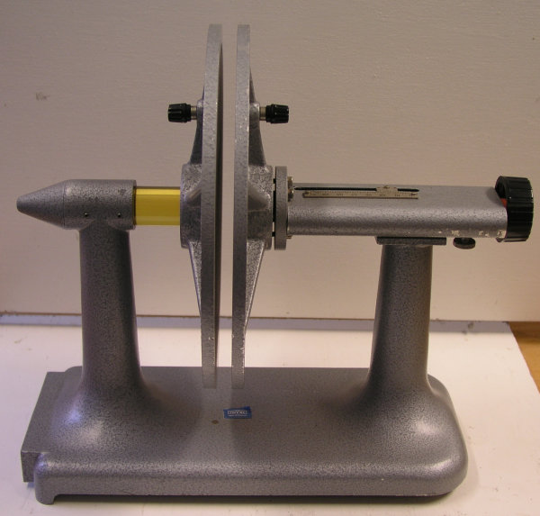 Plattenkondensator mit verstellbarem Abstand. Foto eines Plattenkondensators mit verstellbarem Abstand.