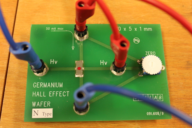 Foto eines Germanium Plättchens mit Anschlüssen zur Messung des Hall Effekts.