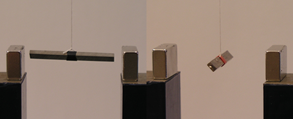 Stäbchen aus Wolfram (links) und Wismut (links) im Magnetfeld. Fotos von Stäbchen aus Wolfram (links) und Wismut (links) im Magnetfeld.