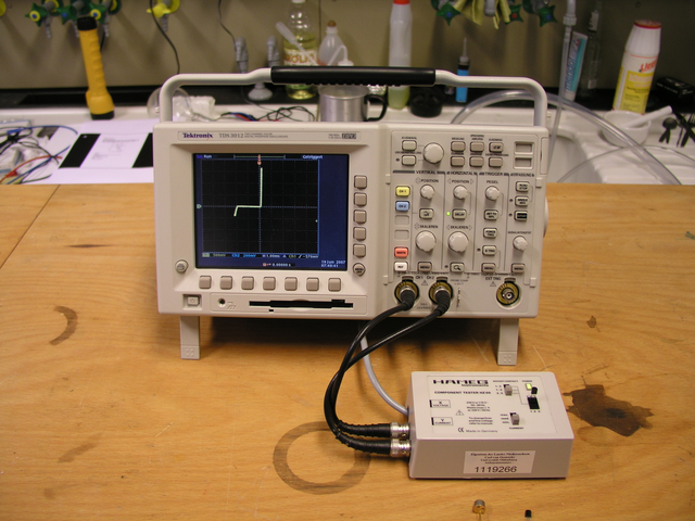 Foto einer Messung der Kennlinie einer Z-Diode.