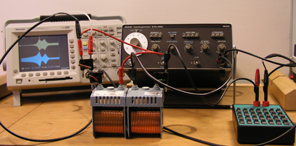 Versuchsaufbau Versuchsaufbau mit Oszilloskop, zwei Spulen, Frequenzgenerator und Widerstandsdekade.