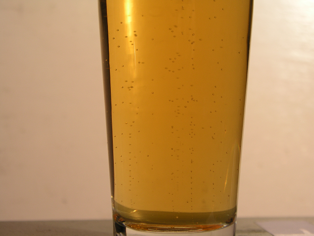 Foto von aufsteigenden Blasen in Bier