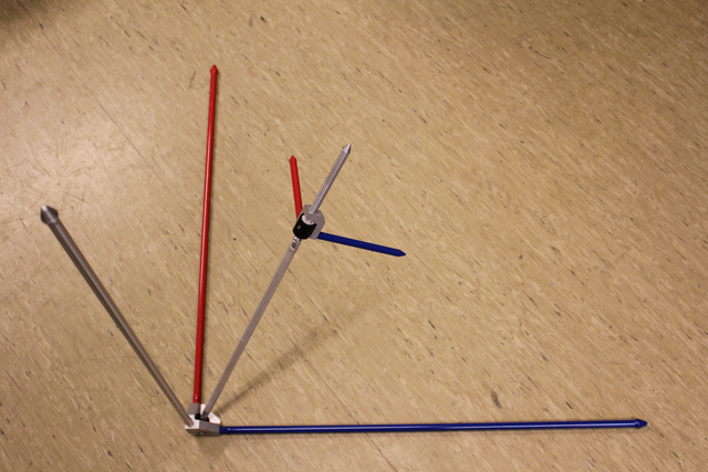 Foto eines Gestänges zur Veranschaulichung von Koordinatensystemen. Foto eines Gestänges zur Veranschaulichung von Koordinatensystemen.
