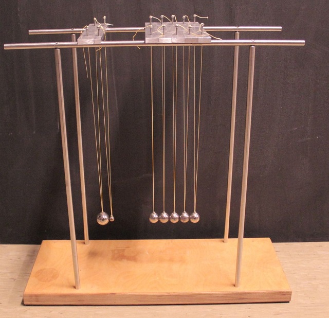 Foto des Newtonpendels.
