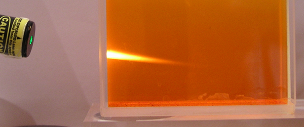 Fot von Grünem Laserlicht das in einer absorbierenden Flüssigkeit eine geringe Eindringtiefe hat
