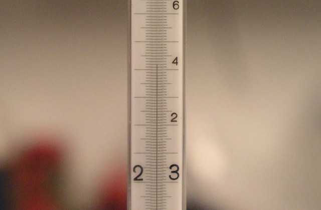 Das Foto zeigt ein hochauflösendes Quecksilberthermometer bei einer Temperatur von 23,42°C. Das Foto zeigt ein hochauflösendes Quecksilberthermometer bei einer Temperatur von 23,42°C.