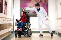 Klinik,  Du bist wichtig,  Izabela Mittwollen,  Adult,  E-scooter,  Female,  Girl,  Male,  Man,  Person,  Teen,  Transportation,  Vehicle