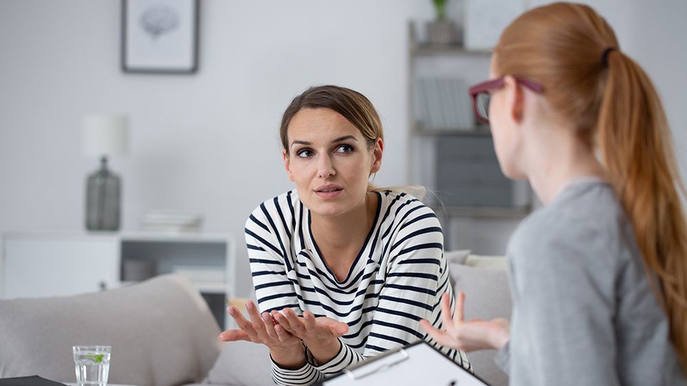 Psychotherapie Zwei Frauen befinden sich in einer psychotherapeutischen Beratung.
