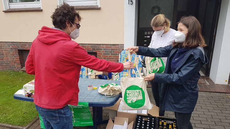 Übergabe der Überraschungstüten zwischen zwei Personen