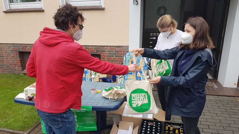 Übergabe der Überraschungstüten zwischen zwei Personen