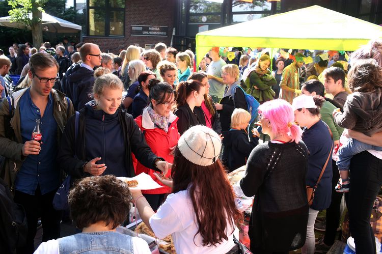 Besucher am Georgien-Stand, Internationales Sommerfest 2016