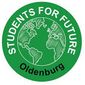 Das Logo von Students for future besteht aus einem grünem Kreis, in dem um eine mit weißer Linie gezeichnete Wletkugel mit weißer Schrift Students for future steht.