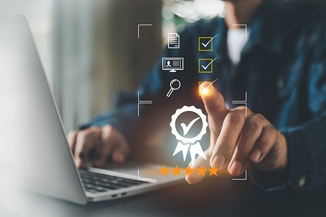 Dienstleistungsmarketing Auf dem Bild ist ein Mann beim arbeiten an einem Laptop zu sehen.