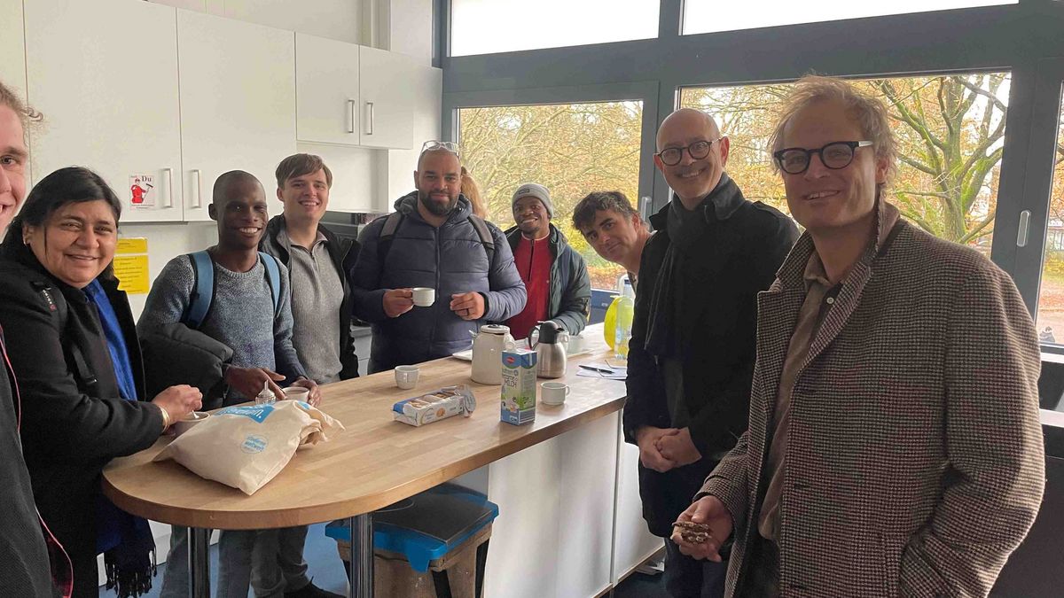 DAAD Winter School 2024 Eine Gruppe von Teilnehmenden bei der DAAD Winter School beim Kaffeetrinken.