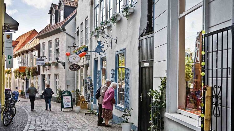 Bergstraße Die Bergstraße in Oldenburg mit historischen Häusern und Geschäften.