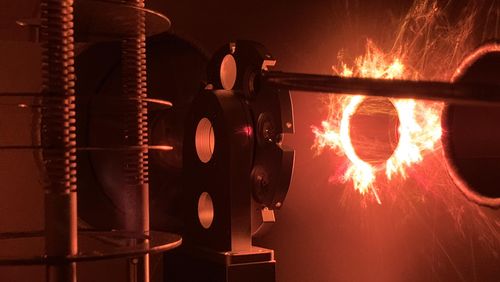 The experimental setup consists of an electron spectrometer, a so-called filter wheel and light phenomena reminiscent of a fire.