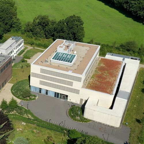 Das Bild zeigt das Forschungslabor ForWind von oben. Der Windkanal befindet sich in einer eigenen Halle.