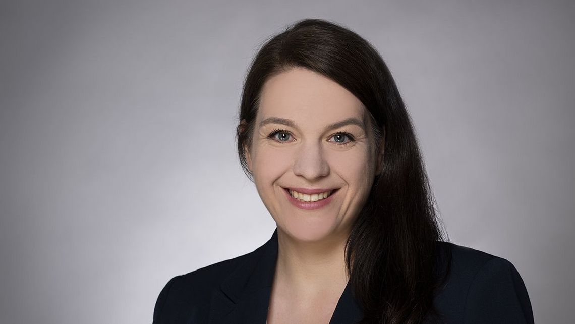 Auf dem Bild ist Nicola Seitz zu sehen. Sie ist Ansprechpartnerin für das Innovationsmanagement und Entrepreneruship (MBA). Ihre Telefonnummer lautet +49 (0)441 / 798 50 45. Die E-Mail lautet innovationsmanagement@uol.de. Auf der Website www.uol.de/innovationsmanagement finden Sie weitere Informationen.