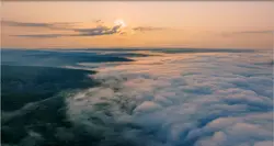 Ein Drohnenflug über den Wolken.