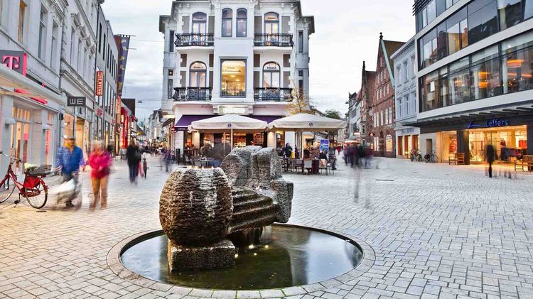 Das "Leffers-Eck" in der Oldenburger Fußgängerzone Der Brunnen am Lefferseck in Oldenburg mit moderner Skulptur.
