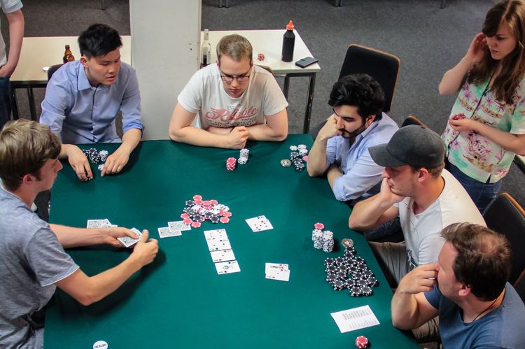 Pokerspieler am -tisch
