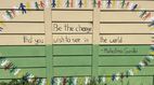 Malerei an einer Hauswand: Be the change that you see in the world