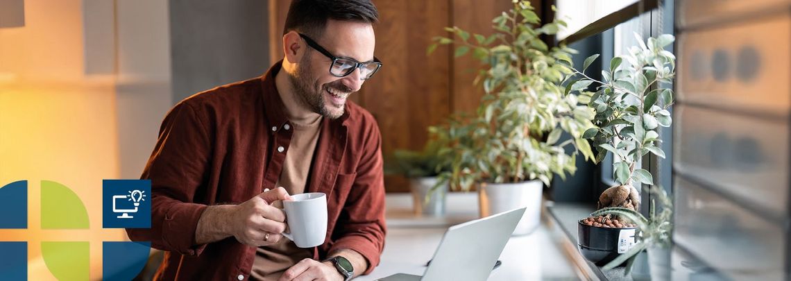 Informieren Sie sich bequem von  zu Hause aus über das  berufsbegleitende Studium. Ein junger Mann befindet sich in einem Online-Meeting.