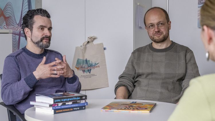 Interviewsituation im Büro von Prof. Dr. Martin Butler (l.). Neben ihm am Tisch sitzt Prof. Dr. Mario Dunkel.