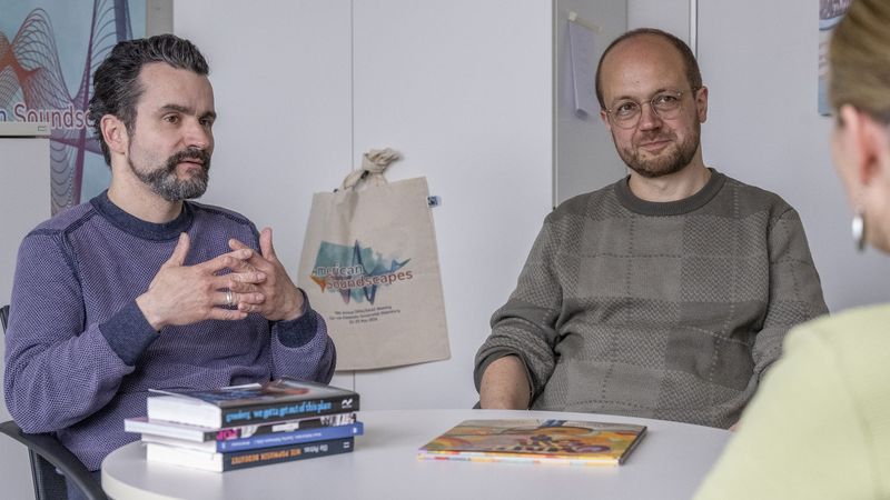 Interviewsituation im Büro von Prof. Dr. Martin Butler (l.). Neben ihm am Tisch sitzt Prof. Dr. Mario Dunkel.