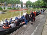 Die Ehemaligen sitzen im Torfkahn auf dem Wasser. 