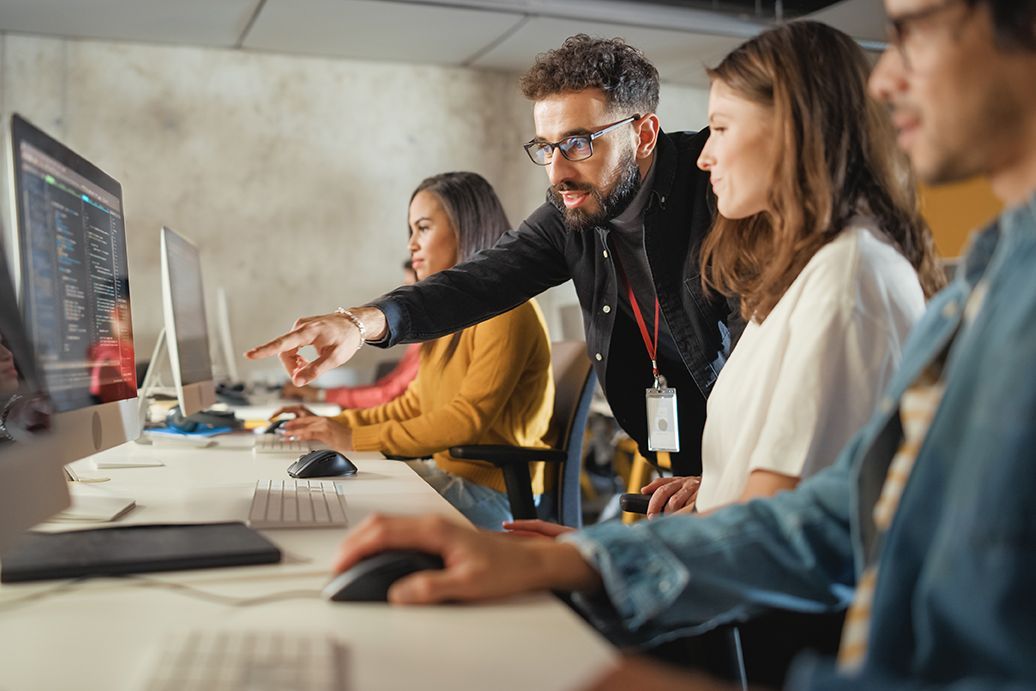 Weiterbildung in Innovationsmanagement und Entrepreneurship am C3L - Center für lebenslanges Lernen der Universität Oldenburg. Auf dem Bild ist eine Gruppe junger Menschen im Büro zu erkennen.