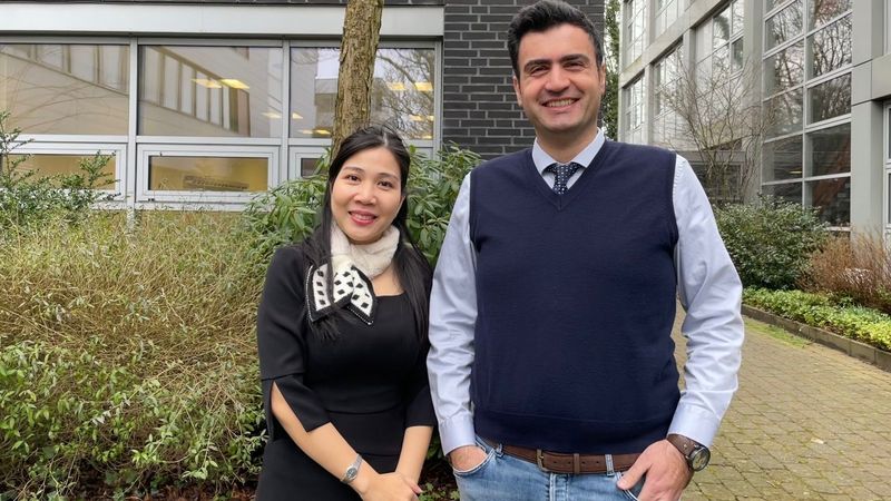 Porträtfoto zweier Teilnehmenden des Weiterbildungsprogramms UNILEAD auf dem Campus der Universität Oldenburg.