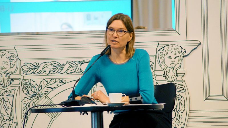 Bild von Frau Pasewalck, während sie auf einer Veranstaltung an einer Podiumsdiskussion teilnimmt. 